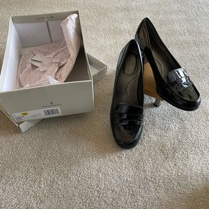 Ladies Bandolino patent leather pumps